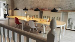 Ein Restaurant oder anderes Speiselokal in der Unterkunft B&B Sallent 