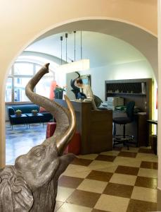 eine Statue eines Elefanten in einer Lobby in der Unterkunft Hotel Elefant in Salzburg
