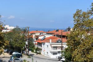 uma vista para uma rua da cidade com casas e carros em Galanis Studios and Apartments em Platamon