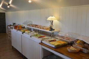 una linea a buffet con molti tipi di cibo diversi di Hótel Búrfell a Vík