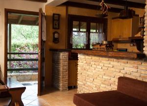 una cucina con muro di mattoni e bancone con bancone di Υάς Residence a Kato Trikala Korinthias