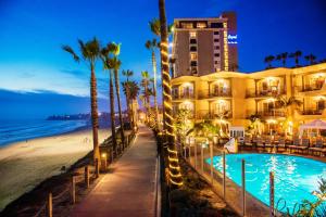 a hotel and the beach at night at Pacific Terrace Hotel in San Diego