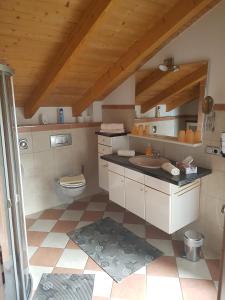 Ένα μπάνιο στο Ferienhaus Tonihof +61 φωτογραφίες