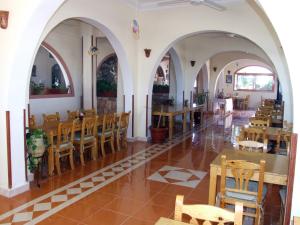 un ristorante con tavoli e sedie in una stanza di Ali Baba Safaga Hotel a Hurghada