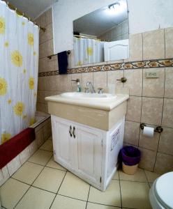 Ένα μπάνιο στο Mayra's Apartments and Spanish School