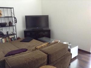 un soggiorno con divano e TV a schermo piatto di Absolutely Apartment a Cracovia