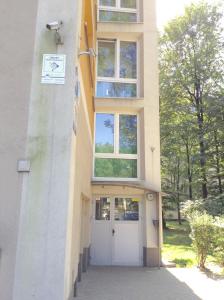 un edificio con porta bianca e finestre di Absolutely Apartment a Cracovia
