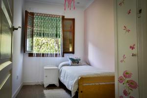 ギサンドにあるEl Rincón de Elsa VuT AV296の小さなベッドルーム(ベッド1台、窓付)
