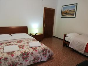 1 dormitorio con 2 camas y toallas. en Venice Best Vacation, en Marghera