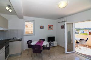Kuchyň nebo kuchyňský kout v ubytování Apartments Slađana