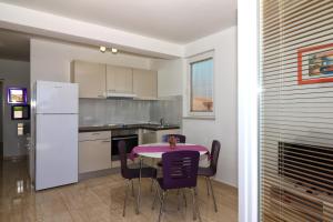 Kuchyň nebo kuchyňský kout v ubytování Apartments Slađana