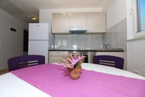 Kuchyň nebo kuchyňský kout v ubytování Apartments Slađana
