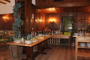 una cucina con un lungo tavolo con decorazioni natalizie di Action Forest Hotel Titisee - nähe Badeparadies a Titisee-Neustadt