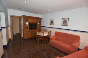 a living room with a couch and a table at La Muralla Del Castillo in Chulilla