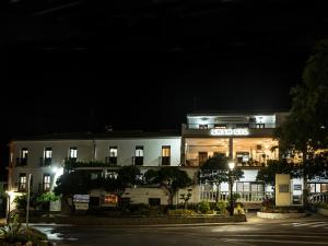- un bâtiment éclairé avec un panneau la nuit dans l'établissement Apartamentos Casa Gil, à El Bosque