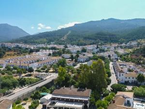 une vue aérienne sur une ville avec des montagnes en arrière-plan dans l'établissement Apartamentos Casa Gil, à El Bosque