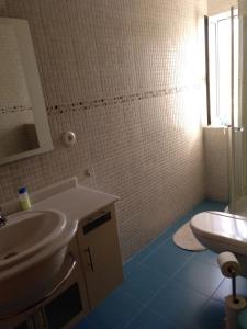 モンセラートにあるCasa assutzenaのバスルーム(白い洗面台、トイレ付)