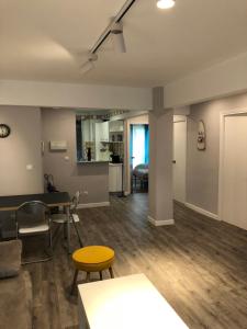 a living room with a couch and a table at Appartement plage in Sopelana