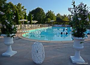 Bazén v ubytování Hotel Le Rotonde nebo v jeho okolí