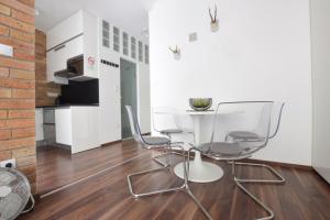 ブダペストにあるStandard Apartment by Hi5 - Nagymező 11のダイニングルーム(椅子2脚、テーブル付)