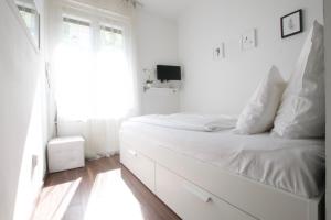 ブダペストにあるStandard Apartment by Hi5 - Nagymező 11の白いベッドルーム(大型ベッド1台、窓付)