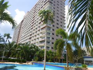 un gran edificio con piscina y palmeras en View Talay 2 A en Jomtien Beach