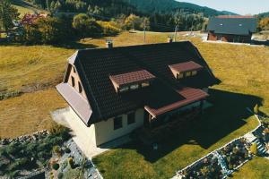 eine Luftansicht eines Hauses mit Dach in der Unterkunft Apartmany Silverado in Horní Bečva