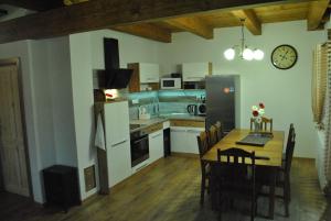 Kuchyň nebo kuchyňský kout v ubytování Apartmany Silverado