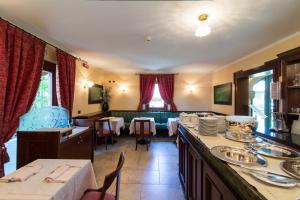 Mortegliano的住宿－達南多酒店，餐厅设有1间带桌椅的用餐室