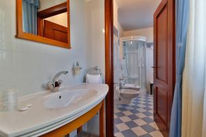 Koupelna v ubytování Albergo Da Nando + 16 fotografií