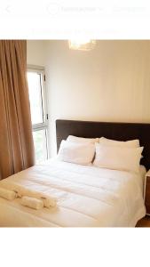 1 cama con 2 toallas y ventana en Palermo Hollywood Modern Apartment en Buenos Aires