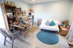 una sala de estar con una mesa y un sofá en Sea Salt Bnb, en Rosebud