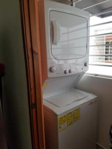 New Condo Palma Real 3 bd Apt 5 mins from STi的厨房或小厨房