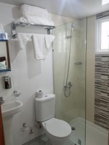 Hato MayorNew Condo Palma Real 3 bd Apt 5 mins from STi的带马桶和玻璃淋浴间的浴室