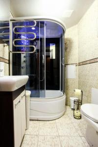 y baño con bañera, aseo y lavamanos. en Sweet Home Apartment, en Kiev