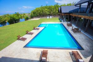Amora Lagoon Hotel内部或周边的泳池