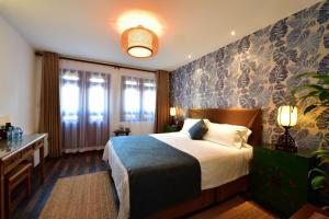Postel nebo postele na pokoji v ubytování Jingshan Garden Hotel