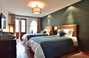Postel nebo postele na pokoji v ubytování Jingshan Garden Hotel