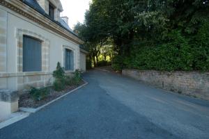 eine leere Straße vor einem Haus in der Unterkunft Le Nid Douillet, climatisation et parking privé in Sarlat-la-Canéda