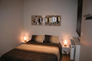 ein kleines Schlafzimmer mit einem Bett und zwei Lampen in der Unterkunft Appt Hotel republique in Lille