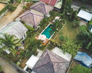 uma vista superior de uma casa com piscina em Shu Villa Lombok em Kuta Lombok