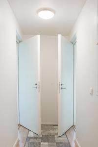 Een badkamer bij First aparthotel Blitzen