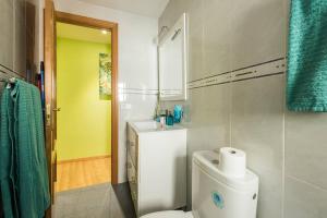 a bathroom with a white toilet and a sink at Ático en Céntrico edificio cerca de la Gran Vía - Madrid in Madrid +25 photos