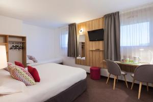 a hotel room with a bed and a desk at Campanile Metz Nord - Talange in Talange