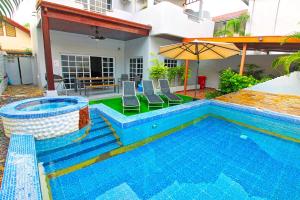 Bazén v ubytování Grande Adam Private Pool Villa nebo v jeho okolí