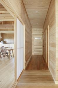 天草的住宿－Amakusa Port Ebisu House -天草 自然素材の一軒家えびすHOUSE-，木镶板走廊和用餐室
