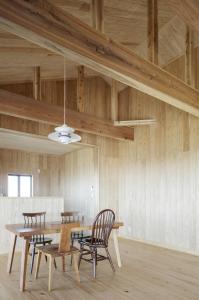 天草的住宿－Amakusa Port Ebisu House -天草 自然素材の一軒家えびすHOUSE-，一间带木桌和椅子的用餐室