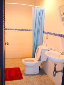 bagno con servizi igienici e lavandino di Da Puccio Rawai Guesthouse a Rawai Beach