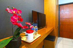Televízia a/alebo spoločenská miestnosť v ubytovaní Sayang Residence 2