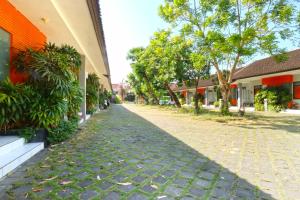 eine Kopfsteinpflasterstraße vor einem Gebäude in der Unterkunft Sayang Residence 2 in Denpasar